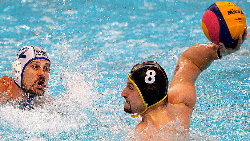 Der deutsche Wasserball-Nationalspieler Paul Schüler (rechts) im Vorrundenspiel gegen die Slowakei. Der deutsche Wasserball-Nationalspieler Paul Schüler (rechts) im Vorrundenspiel gegen die Slowakei.