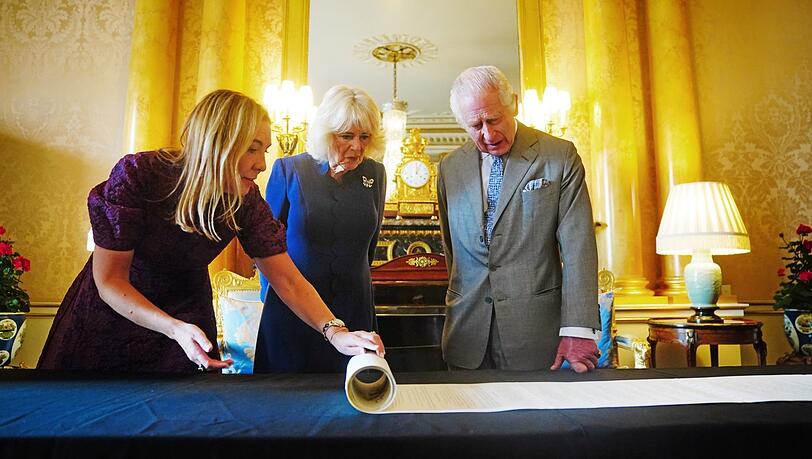 Zum Krönungsjubiläum gibt's die Krönungsrolle: König Charles und Königin Camilla erhalten das offizielle Protokoll von Antonia Romeo. Zum Krönungsjubiläum gibt's die Krönungsrolle: König Charles und Königin Camilla erhalten das offizielle Protokoll von Antonia Romeo.