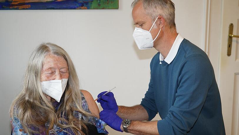 Patientin Christa Bauer (77) bekommt endlich ihre Erstimpfung bei ihrem Arzt. "Ich habe keinen Computer, um mich im Impfzentrum anzumelden." Patientin Christa Bauer (77) bekommt endlich ihre Erstimpfung bei ihrem Arzt. "Ich habe keinen Computer, um mich im Impfzentrum anzumelden."