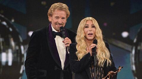 Thomas Gottschalk und Cher bei der Bambi-Verleihung 2025. Fast hätte die Pop-Göttin den Preis von einem anderen VIP überreicht bekommen. Thomas Gottschalk und Cher bei der Bambi-Verleihung 2025. Fast hätte die Pop-Göttin den Preis von einem anderen VIP überreicht bekommen.