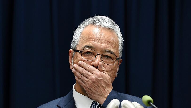 Der japanische Finanzminister Akira Amari stolpert über eine Korruptionsaffäre - und zieht seinen Premierminister mit. Der japanische Finanzminister Akira Amari stolpert über eine Korruptionsaffäre - und zieht seinen Premierminister mit.