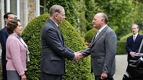 "An einem Tag im September": Bundeskanzler Konrad Adenauer (Burghart Klaußner, r.) und Ministerpräsident Charles de Gaulle (Jean-Yves Berteloot) begegnen sich zum ersten Mal. "An einem Tag im September": Bundeskanzler Konrad Adenauer (Burghart Klaußner, r.) und Ministerpräsident Charles de Gaulle (Jean-Yves Berteloot) begegnen sich zum ersten Mal.