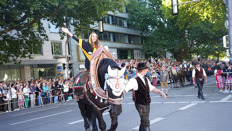 Das Münchner Kindl führt den Festzug der Wiesn-Wirte an. Das Münchner Kindl führt den Festzug der Wiesn-Wirte an.