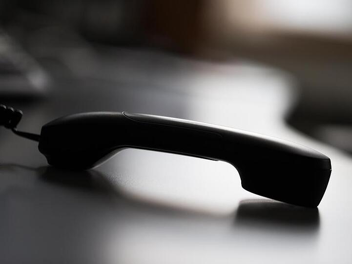 Ein Telefonhörer liegt auf einem Tisch. Foto: Rolf Vennenbernd/Archivbild