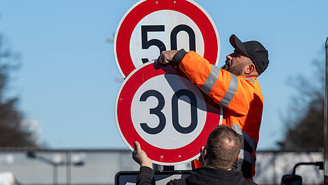 Arbeiter montieren ein Tempo-30-Schild an der Landshuter Allee an. Damit gilt auf dem Mittleren Ring in diesem Abschnitt ab sofort wieder eine Höchstgeschwindigkeit von 30 Kilometern pro Stunde. Müssen sie diese schon bald wieder umhängen? Arbeiter montieren ein Tempo-30-Schild an der Landshuter Allee an. Damit gilt auf dem Mittleren Ring in diesem Abschnitt ab sofort wieder eine Höchstgeschwindigkeit von 30 Kilometern pro Stunde. Müssen sie diese schon bald wieder umhängen?
