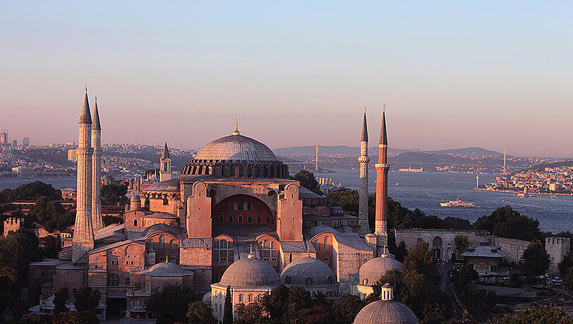 Im Bereich der weltberühmten Hagia Sophia ist es am Dienstagmorgen zu einer Explosion mit mehreren Toten gekommen. Im Bereich der weltberühmten Hagia Sophia ist es am Dienstagmorgen zu einer Explosion mit mehreren Toten gekommen.