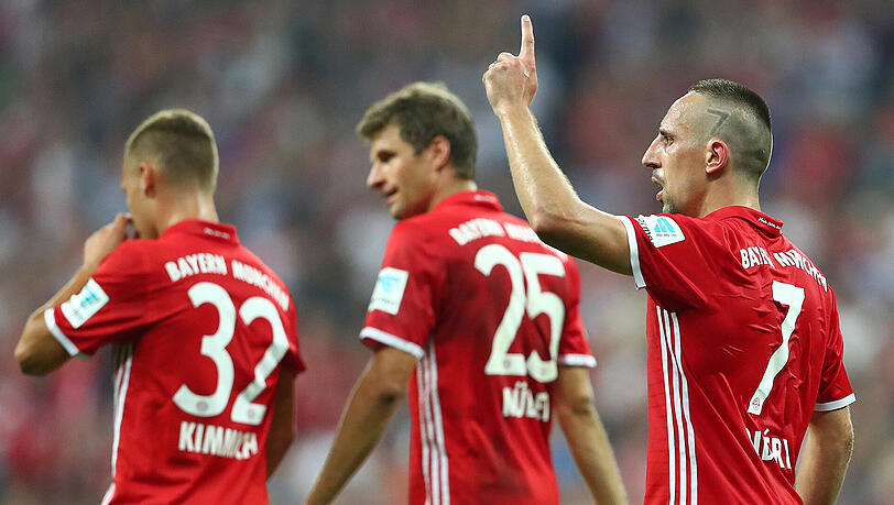 Im Eröffnungsspiel der vergangenen Bundesliga-Saison gewann der FC Bayern - von links Joshua Kimmich, Thomas Müller und Franck Ribéry - gegen Werder Bremen mit 6:0. Im Eröffnungsspiel der vergangenen Bundesliga-Saison gewann der FC Bayern - von links Joshua Kimmich, Thomas Müller und Franck Ribéry - gegen Werder Bremen mit 6:0.