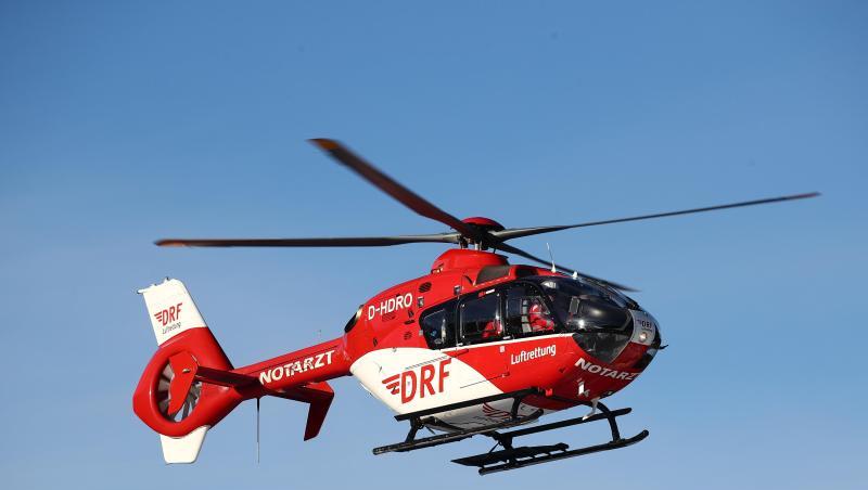 Ein Eurocopter vom Modell EC-135 P2i, Rettungshubschrauber (RTH) der Deutschen Rettungsflugwacht (DRF), startet an der Ski-Arena. Foto: Bodo Schackow/Archiv Ein Eurocopter vom Modell EC-135 P2i, Rettungshubschrauber (RTH) der Deutschen Rettungsflugwacht (DRF), startet an der Ski-Arena. Foto: Bodo Schackow/Archiv