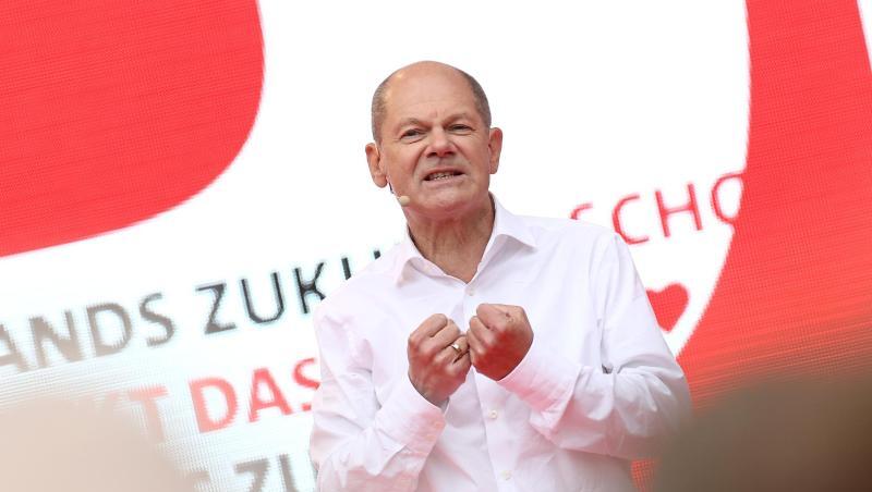 SPD-Kanzlerkandidat Olaf Scholz spricht beim offiziellen Wahlkampfabschluss seiner Partei auf dem Kölner Heumarkt. SPD-Kanzlerkandidat Olaf Scholz spricht beim offiziellen Wahlkampfabschluss seiner Partei auf dem Kölner Heumarkt.