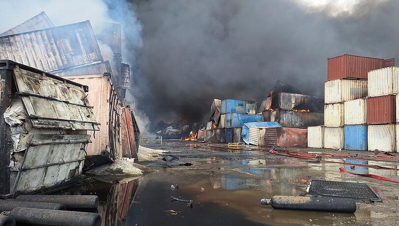 Container brennen am Tag nach der Explosion im Iran. Container brennen am Tag nach der Explosion im Iran.