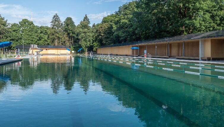 Wie im Naturbad Maria Einsiedel erfolgt im Naturbad Georgenschwaige die Wasserreinigung mikrobiologisch – ganz ohne Chlor. Eine Photovoltaikanlage und eine Wärmepumpe sorgen für klimafreundlichen Badebetrieb mit konstant 22 Grad warmem Wasser. Wie im Naturbad Maria Einsiedel erfolgt im Naturbad Georgenschwaige die Wasserreinigung mikrobiologisch – ganz ohne Chlor. Eine Photovoltaikanlage und eine Wärmepumpe sorgen für klimafreundlichen Badebetrieb mit konstant 22 Grad warmem Wasser.