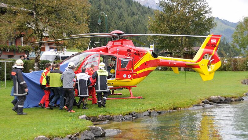 Die schwerverletzte Frau aus Bayern wird nach Innsbruck ins Krankenhaus geflogen. Die schwerverletzte Frau aus Bayern wird nach Innsbruck ins Krankenhaus geflogen.
