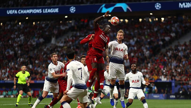 Zu seinen Liverpooler Zeiten traf Sadio Mané in der Premier League und in der Champions League öfters auf Harry Kane. Zu seinen Liverpooler Zeiten traf Sadio Mané in der Premier League und in der Champions League öfters auf Harry Kane.