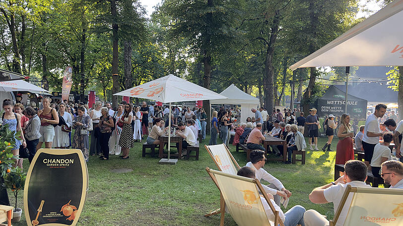 Die Besucherinnen und Besucher des diesjährigen Afterwork-Renntags können sich auf kulinarische Leckereien, erfrischende Getränken und ein Gewinnspiel freuen. Die Besucherinnen und Besucher des diesjährigen Afterwork-Renntags können sich auf kulinarische Leckereien, erfrischende Getränken und ein Gewinnspiel freuen.