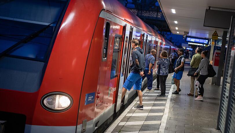 In einer S-Bahn hat ein 18-Jähriger Fahrgäste attackiert. (Symbolbild) In einer S-Bahn hat ein 18-Jähriger Fahrgäste attackiert. (Symbolbild)