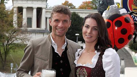 Lisa und Thomas Müller sind seit 2009 verheiratet und besitzen inzwischen ihren eigenen Reiterhof. Lisa und Thomas Müller sind seit 2009 verheiratet und besitzen inzwischen ihren eigenen Reiterhof.
