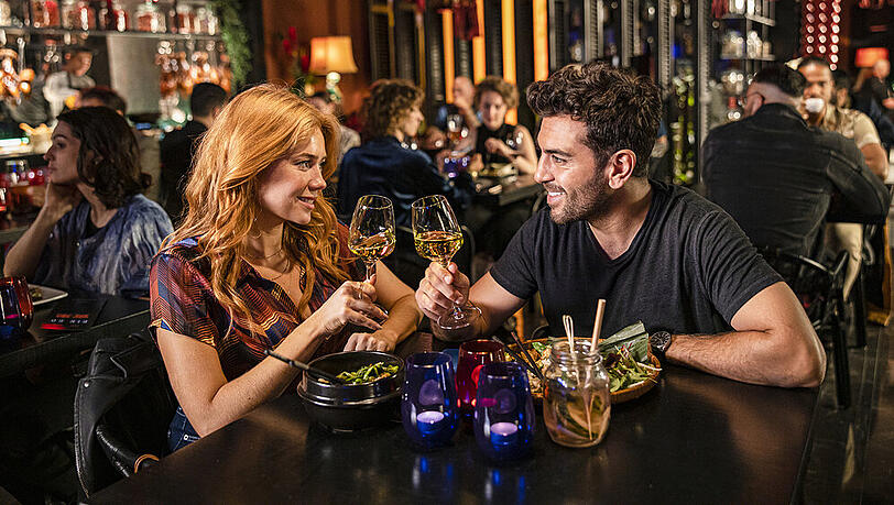 Sunny (Palina Rojinski) und Milo (Elyas M'Barek) verbringen einen turbulenten Date-Abend Sunny (Palina Rojinski) und Milo (Elyas M'Barek) verbringen einen turbulenten Date-Abend