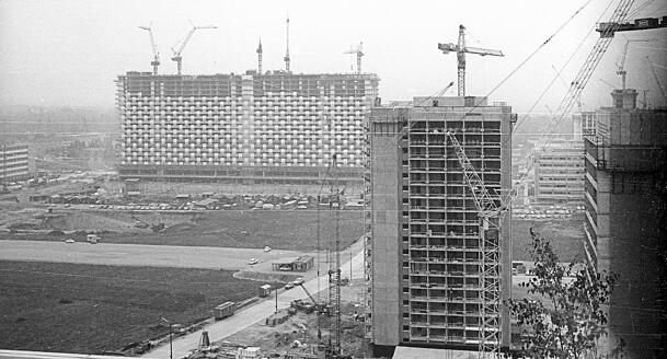 1968: Im Arabellapark werden nach und nach Hochhäuser hochgezogen – im Hintergrund das auffällige Arabellahaus mit seiner besonderen Fassade. 1968: Im Arabellapark werden nach und nach Hochhäuser hochgezogen – im Hintergrund das auffällige Arabellahaus mit seiner besonderen Fassade.