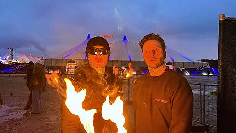 Daniel Hessenberger und Michael Eisenstein von "Drumatical" waren mit ihrer Feuershow auf dem Tollwood zu Gast. Daniel Hessenberger und Michael Eisenstein von "Drumatical" waren mit ihrer Feuershow auf dem Tollwood zu Gast.