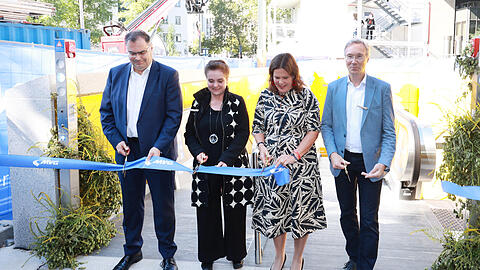 Schnippschnapp: Mit goldfarbenen Scheren schneiden MVG-Chef Ingo Wortmann (v. l.), Baureferentin Jeanne-Marie Ehbauer, Münchens dritte Bürgermeisterin Verena Dietl und Mobilitätsreferent Georg Dunkel das Band zum neuen U-Bahn-Auf- und Abgang an der Blumenstraße durch. Schnippschnapp: Mit goldfarbenen Scheren schneiden MVG-Chef Ingo Wortmann (v. l.), Baureferentin Jeanne-Marie Ehbauer, Münchens dritte Bürgermeisterin Verena Dietl und Mobilitätsreferent Georg Dunkel das Band zum neuen U-Bahn-Auf- und Abgang an der Blumenstraße durch.
