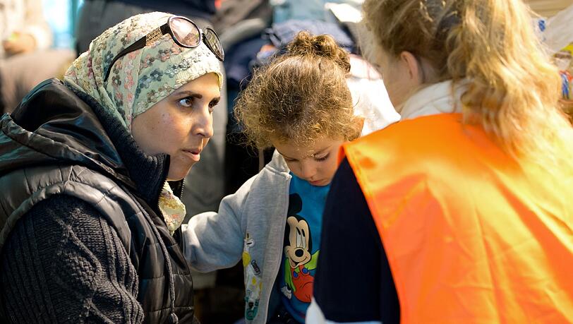 Eine syrische Frau, ihre Tochter und eine freiwillige Helferin. Viele Ehrenamtliche sind von der Politik enttäuscht. Eine syrische Frau, ihre Tochter und eine freiwillige Helferin. Viele Ehrenamtliche sind von der Politik enttäuscht.