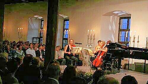 Auch dieses Jahr spielen wieder Kammermusiker aus aller Welt bei Kerzenschein im Rittersaal der Kaiserburg. Auch dieses Jahr spielen wieder Kammermusiker aus aller Welt bei Kerzenschein im Rittersaal der Kaiserburg.
