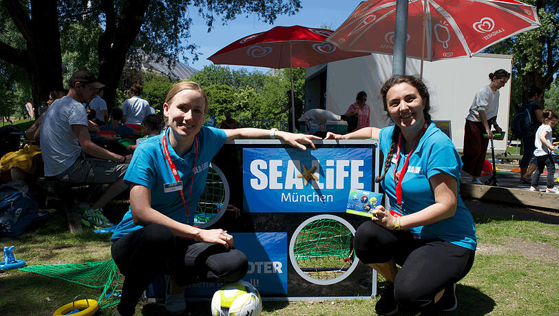Eine Gaudi: Torwandschießen am Stand von SEA LIFE München. Eine Gaudi: Torwandschießen am Stand von SEA LIFE München.