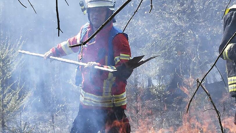 Insgesamt brannte fast ein Hektar frisch aufgeforsteter Wald. Die Feuerwehr musste das Wasser zur Einsatzstelle transportieren... Insgesamt brannte fast ein Hektar frisch aufgeforsteter Wald. Die Feuerwehr musste das Wasser zur Einsatzstelle transportieren...