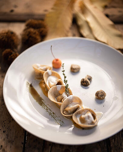 Kreativ angerichtet und tief in der Region verwurzelt: Südtiroler Aromen neu interpretiert – ein Genussmoment voller Leichtigkeit und Raffinesse. Kreativ angerichtet und tief in der Region verwurzelt: Südtiroler Aromen neu interpretiert – ein Genussmoment voller Leichtigkeit und Raffinesse.