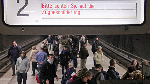 Schluss mit dem Verwirrspiel am Bahnsteig. Schluss mit dem Verwirrspiel am Bahnsteig.