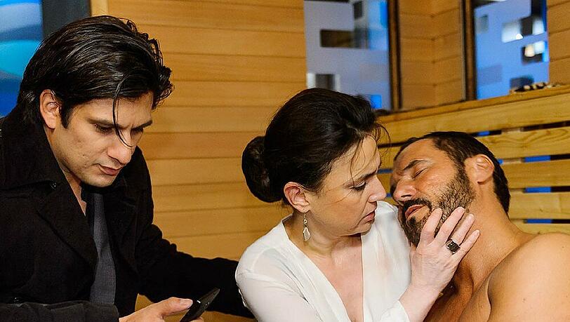 Maximilian (Francisco Medina, l.), Simone (Tatjana Clasing) und Richard (Silvan-Pierre Leirich) Maximilian (Francisco Medina, l.), Simone (Tatjana Clasing) und Richard (Silvan-Pierre Leirich)
