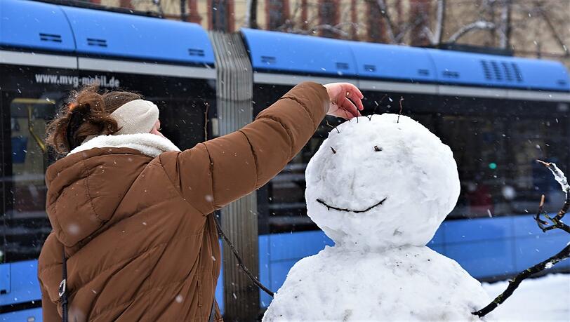 Diesem fröhlichen Schneemann dienen Stöckchen als Haare. Diesem fröhlichen Schneemann dienen Stöckchen als Haare.