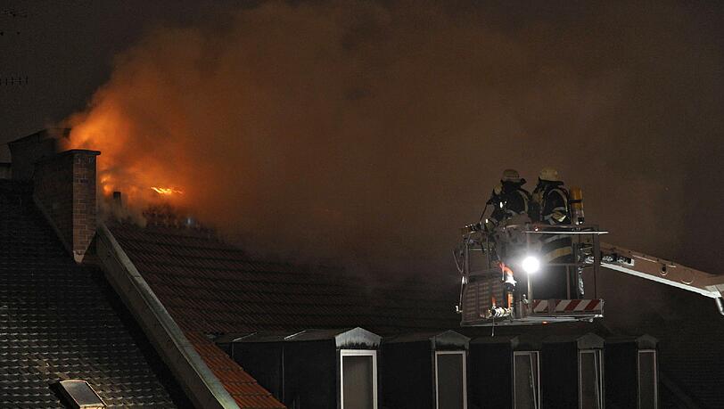 ... als in dem leer stehenden grauen Wohn- und Geschäftshaus das Feuer ausgebrochen ist. Der Dachstuhl stand in Flammen... ... als in dem leer stehenden grauen Wohn- und Geschäftshaus das Feuer ausgebrochen ist. Der Dachstuhl stand in Flammen...