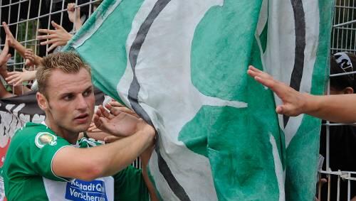 Hält die Fürther Fahne hoch: Bernd Nehrig, der vom Stürmer mittlerweile zum Defensiv-Allrounder umgeschult hat. Hält die Fürther Fahne hoch: Bernd Nehrig, der vom Stürmer mittlerweile zum Defensiv-Allrounder umgeschult hat.