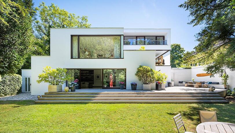 Diese Villa in Bogenhausen gehört laut einem Ranking von Immowelt nicht nur zu den teuersten Häusern Münchens, sondern von ganz Deutschland. Diese Villa in Bogenhausen gehört laut einem Ranking von Immowelt nicht nur zu den teuersten Häusern Münchens, sondern von ganz Deutschland.