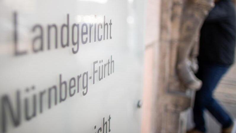 "Landgericht Nürnberg-Fürth" steht auf einem Schild am Eingang des Gerichtsgebäudes. Foto: Daniel Karmann/dpa "Landgericht Nürnberg-Fürth" steht auf einem Schild am Eingang des Gerichtsgebäudes. Foto: Daniel Karmann/dpa