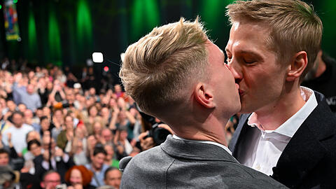 Dominik Krause (r, Bündnis 90/Die Grünen), frischgewählter OB von München, und sein Verlobter Sebastian Müller, küssen sich auf der Bühne bei der Wahlparty der Grünen nach der Stichwahl. Dominik Krause (r, Bündnis 90/Die Grünen), frischgewählter OB von München, und sein Verlobter Sebastian Müller, küssen sich auf der Bühne bei der Wahlparty der Grünen nach der Stichwahl.