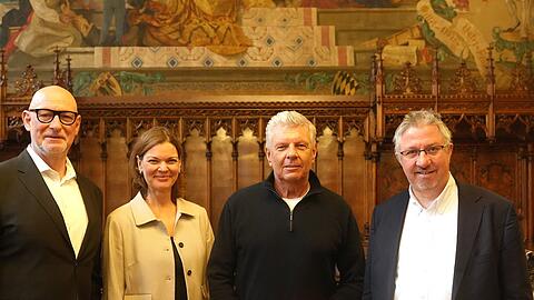 Münchner Wohnen hier mit dem neuen Boss Jörg Franzen (l.), der neuen Chefin Gabriele Meier, Oberbürgermeister Dieter Reiter (SPD), und Übergangs- sowie auch Neu-Chef der Gesellschaft Christian Müller im Neuen Rathaus. Münchner Wohnen hier mit dem neuen Boss Jörg Franzen (l.), der neuen Chefin Gabriele Meier, Oberbürgermeister Dieter Reiter (SPD), und Übergangs- sowie auch Neu-Chef der Gesellschaft Christian Müller im Neuen Rathaus.