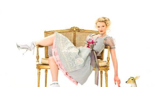 Designerin Lola Paltinger legt bei ihrer extravaganten Tracht Wert auf erstklassige Verarbeitung – und produziert deshalb in Fürth. Designerin Lola Paltinger legt bei ihrer extravaganten Tracht Wert auf erstklassige Verarbeitung – und produziert deshalb in Fürth.