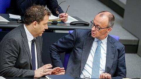 Bundeskanzler Friedrich Merz (r., CDU) und Vizekanzler Lars Klingbeil (SPD) treffen sich am Dienstag mit den Spitzen der Koalition zu Beratungen im Koalitionsausschuss. Bundeskanzler Friedrich Merz (r., CDU) und Vizekanzler Lars Klingbeil (SPD) treffen sich am Dienstag mit den Spitzen der Koalition zu Beratungen im Koalitionsausschuss.
