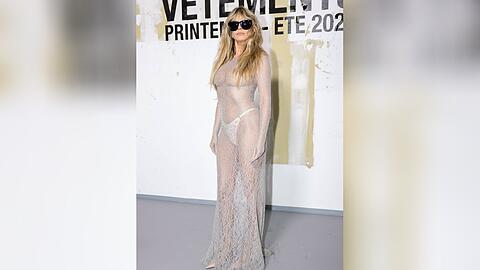 Heidi Klum präsentiert ein durchsichtigem Kleid in Paris. Heidi Klum präsentiert ein durchsichtigem Kleid in Paris.