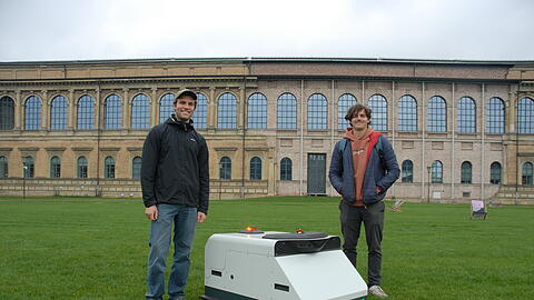 Felix Neo Rieder (25) und Mattia Pugnaghi (23) arbeiten seit 2021 an der Entwicklung des Saugroboters von Angsa mit. Er ist inzwischen marktreif und wird deutschlandweit von zehn Kommunen genutzt. Hier an der Alten Pinakothek führen sie den "Müllfresser" vor. Felix Neo Rieder (25) und Mattia Pugnaghi (23) arbeiten seit 2021 an der Entwicklung des Saugroboters von Angsa mit. Er ist inzwischen marktreif und wird deutschlandweit von zehn Kommunen genutzt. Hier an der Alten Pinakothek führen sie den "Müllfresser" vor.