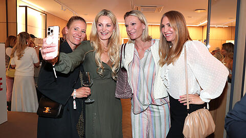 Ski-Star Maria Höfl-Riesch (2. v. r.) mit Influencerin Julia Pohl (2.v.l.) und Anja Gräfin von Keyserlingk (r.). Ski-Star Maria Höfl-Riesch (2. v. r.) mit Influencerin Julia Pohl (2.v.l.) und Anja Gräfin von Keyserlingk (r.).