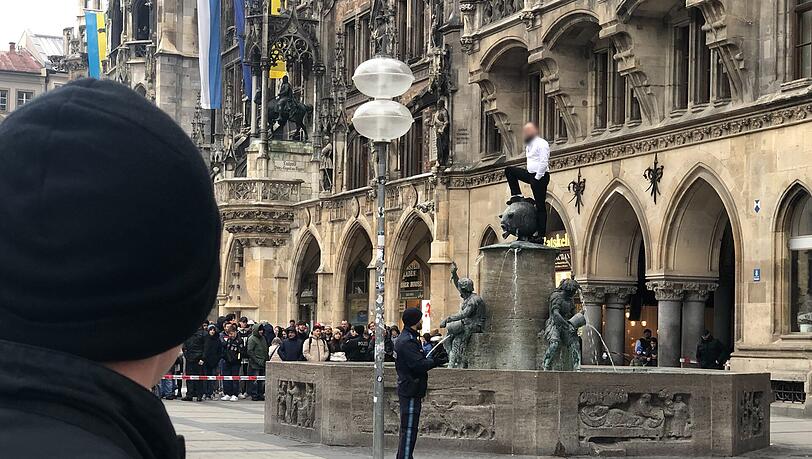 Ein Mann ist am Dienstag in der Münchner Innenstadt auf einen Brunnen geklettert und beschäftigt die Polizei. Ein Mann ist am Dienstag in der Münchner Innenstadt auf einen Brunnen geklettert und beschäftigt die Polizei.