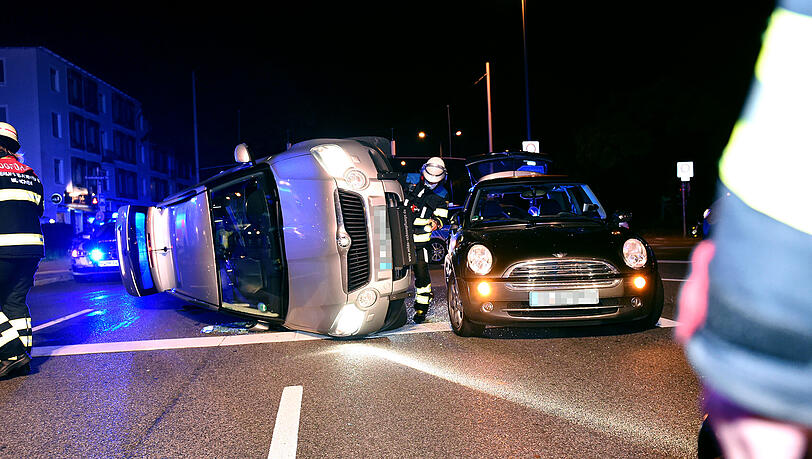 Eines der Fahrzeuge kippte bei dem Unfall auf die Beifahrerseite. Eines der Fahrzeuge kippte bei dem Unfall auf die Beifahrerseite.