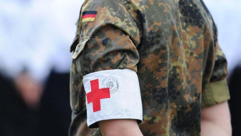 Blick auf einen Sanitäter der Bundeswehr. Blick auf einen Sanitäter der Bundeswehr.