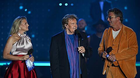 Barbara Schöneberger, Howard Carpendale und Hans Sigl während der "Starnacht am Neusiedler See". Barbara Schöneberger, Howard Carpendale und Hans Sigl während der "Starnacht am Neusiedler See".