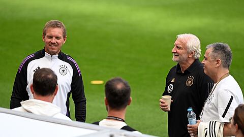 Julian Nagelsmann (l.) und Rudi Völler (2.v.r.) bekommen in Washington die WM-Gruppengegner zugelost. (Archivbild) Julian Nagelsmann (l.) und Rudi Völler (2.v.r.) bekommen in Washington die WM-Gruppengegner zugelost. (Archivbild)