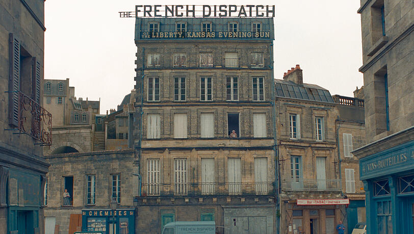 Ein nostalgisch verklärtes, angeranztes Paris, wo das amerikanische Wochenmagazin "The French Dispatch" ein Standbein hat. Ein nostalgisch verklärtes, angeranztes Paris, wo das amerikanische Wochenmagazin "The French Dispatch" ein Standbein hat.