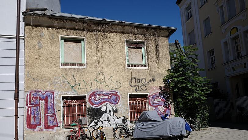 Verrammelt und halb vergammelt: Dieses kleine Vorstadthaus am Preysingplatz steht seit mittlerweile 17 Jahren leer. Inzwischen ist es unbewohnbar. Verrammelt und halb vergammelt: Dieses kleine Vorstadthaus am Preysingplatz steht seit mittlerweile 17 Jahren leer. Inzwischen ist es unbewohnbar.